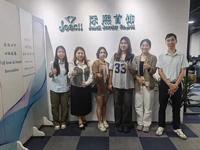 Klienti Mjanmarska navštevujú kanceláriu Guangzhou a obchodujú-Pripravený výb...